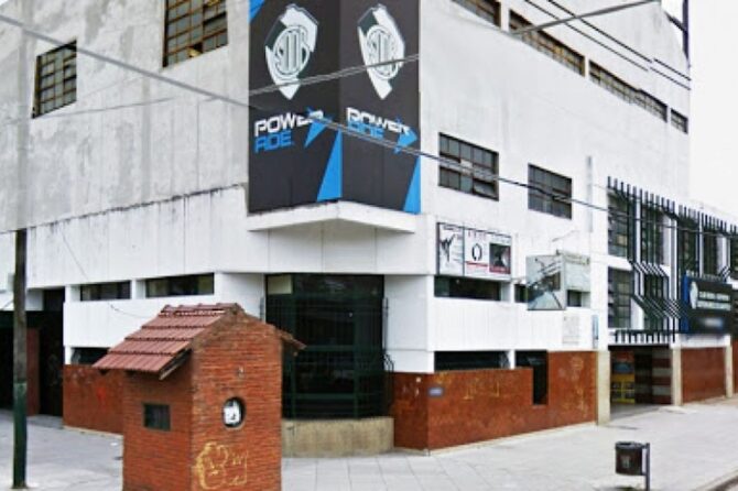 El plantel de vóley de Defensores de Banfield junto a socios e hinchas, tras un encuentro en el gimnasio del club de Banfield.