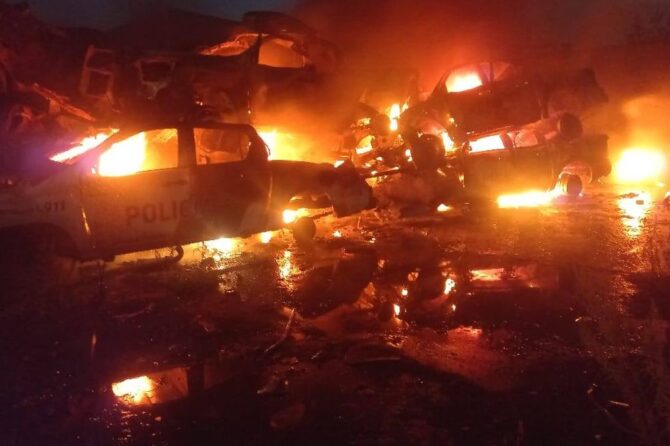 El incendio se produjo en un depósito judicial de Ingeniero Budge, un predio de grandes dimensiones con numerosos vehículos almacenados.