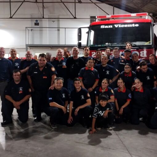 El Cuerpo de Bomberos junto a la comisión directiva en el cuartel de San Vicente.