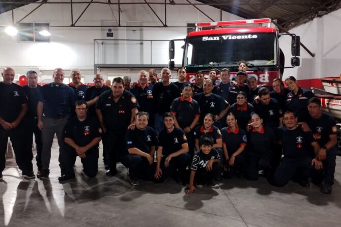 El Cuerpo de Bomberos junto a la comisión directiva en el cuartel de San Vicente.