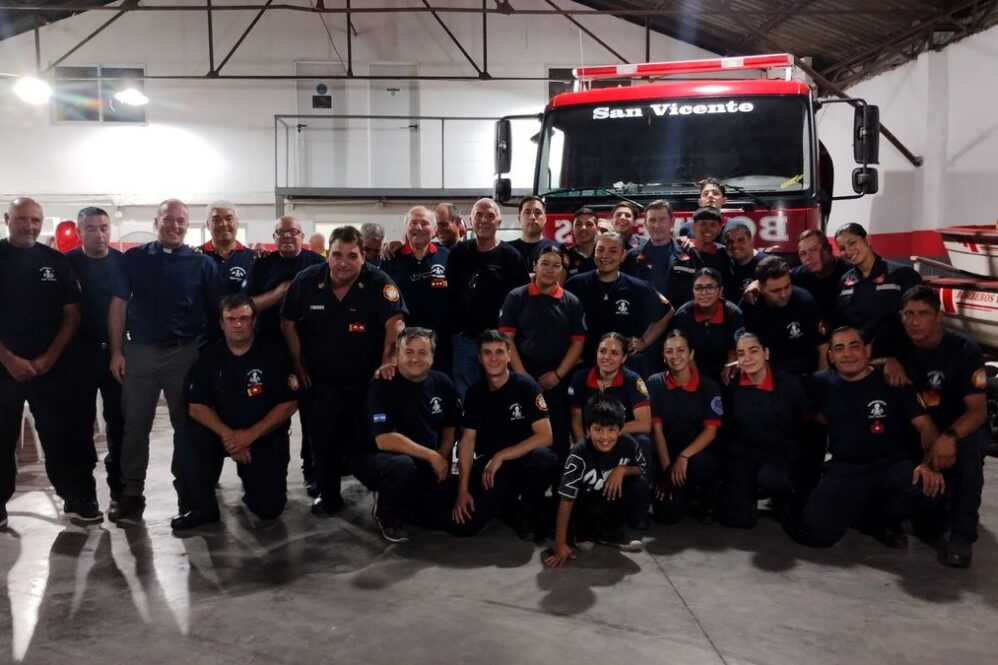 El Cuerpo de Bomberos junto a la comisión directiva en el cuartel de San Vicente.