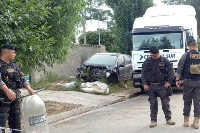 Disturbios con patrulleros quemados en Cañuelas.