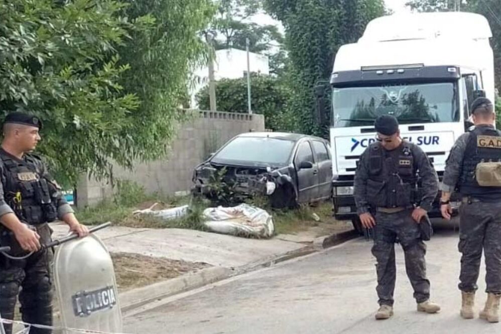 Disturbios con patrulleros quemados en Cañuelas.