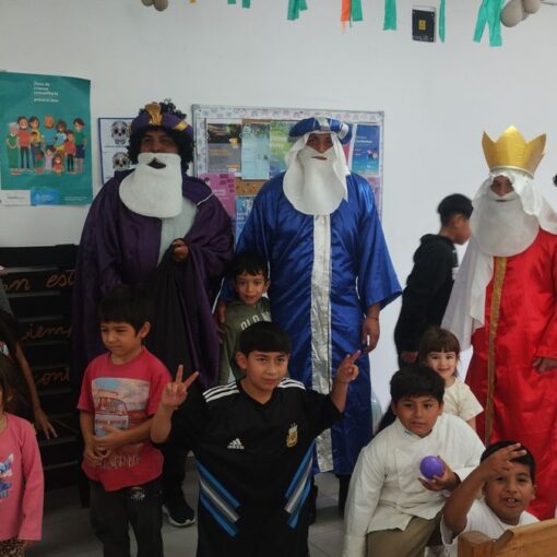 Los Reyes Magos visitaron a los chicos que asisten al Centro Integrador Comunitario de Alejandro Korn.