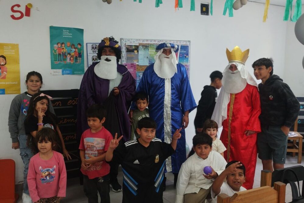 Los Reyes Magos visitaron a los chicos que asisten al Centro Integrador Comunitario de Alejandro Korn.