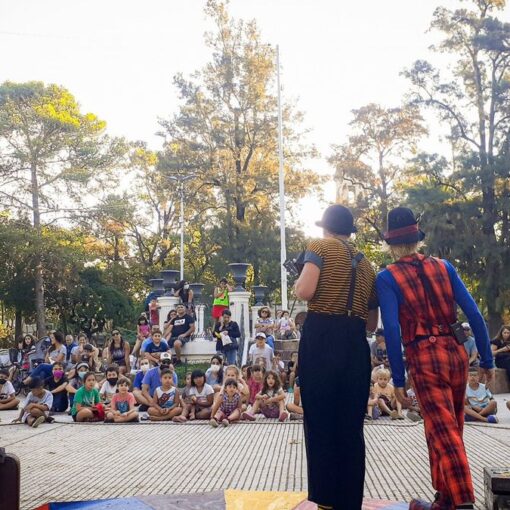 Clases de zumba a cargo de la instructora Andrea Verde en la plaza del Bicentenario en San Vicente.