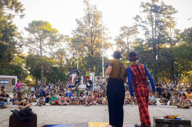 Clases de zumba a cargo de la instructora Andrea Verde en la plaza del Bicentenario en San Vicente.