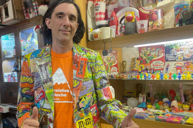 Claudio conserva su colección en su casa de Banfield.