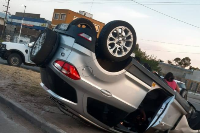 El vehículo que terminó volcando en Camino de Cintura, a la altura de la localidad de 9 de Abril.