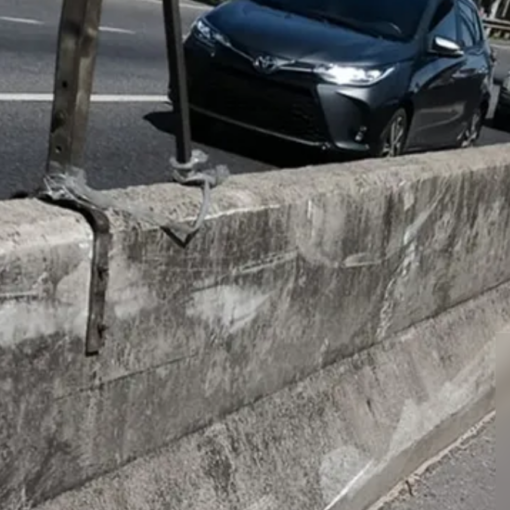El motociclista cayó al pavimento sobre Camino Negro en Lomas de Zamora.