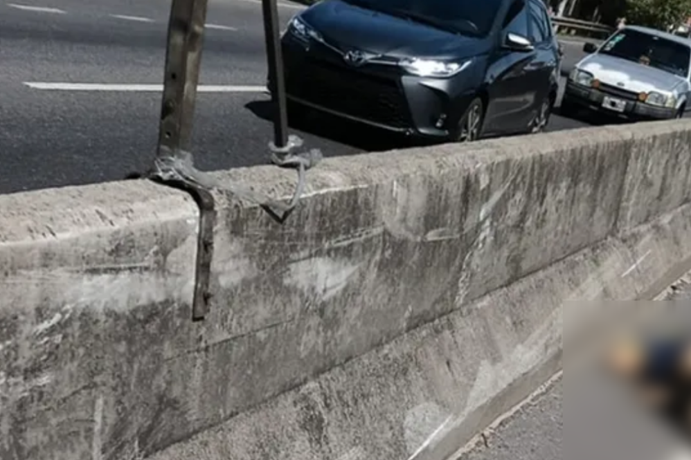 El motociclista cayó al pavimento sobre Camino Negro en Lomas de Zamora.
