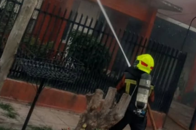 La vivienda de Monte Grande afectada por el incendio ocurrido este martes.