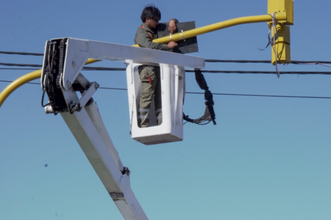 Los equipos del Municipio de Esteban Echeverría colocan contadores para semáforos.