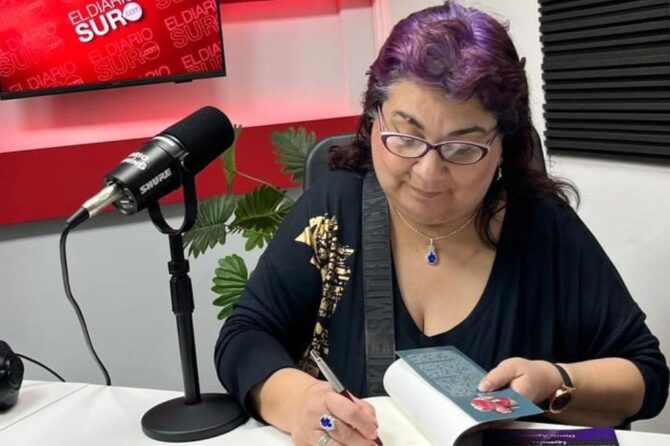 Dietris Aguilar, escritora del libro Fantasmas Suburbanos.