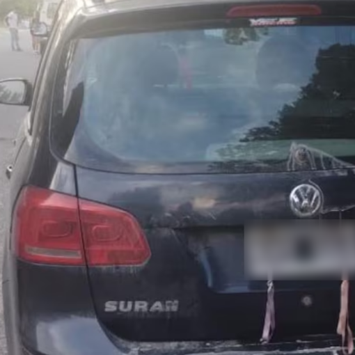 El auto secuestrado durante el operativo realizado por el asalto en Monte Grande.