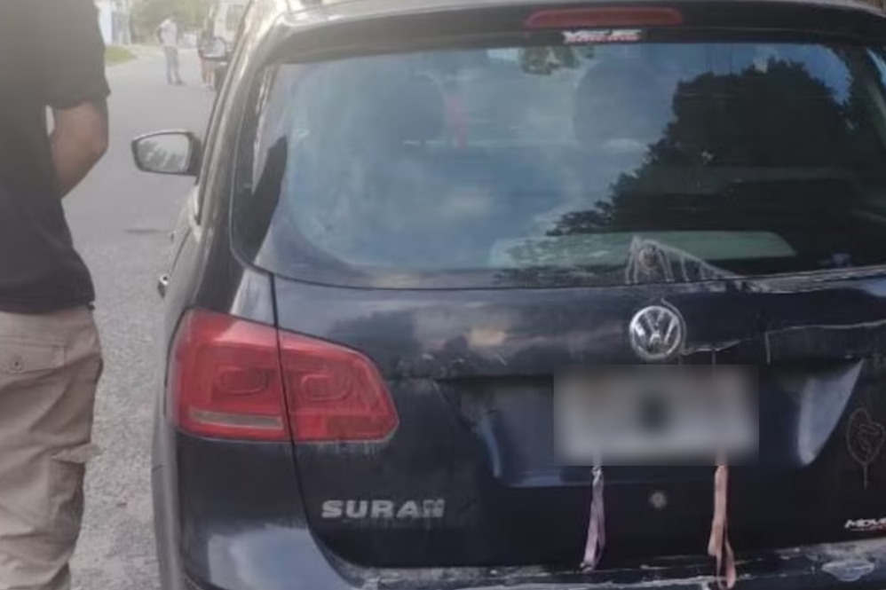 El auto secuestrado durante el operativo realizado por el asalto en Monte Grande.