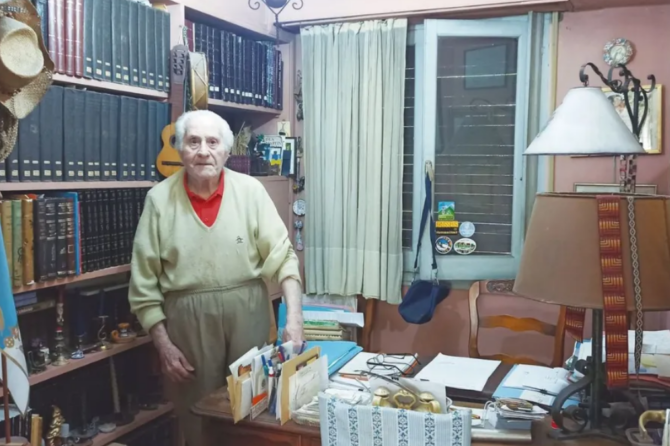 Pedro Campomar junto al intendente Fernando Gray y su familia en su cumpleaños número 100.