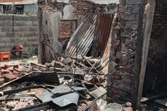 La casa que resultó afectada por el incendio en Lomas de Zamora.