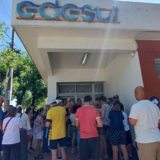 Decenas de vecinos se manifestaron y denunciaron el mal funcionamiento del servicio eléctrico en las oficinas de Edesur en San Vicente.