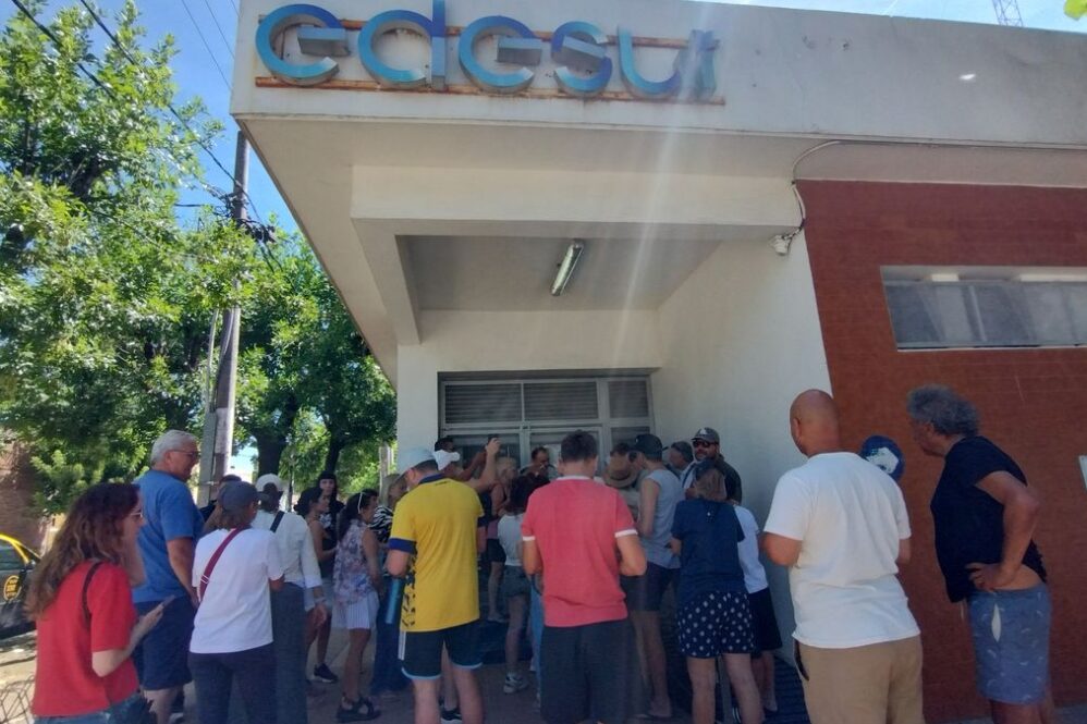 Decenas de vecinos se manifestaron y denunciaron el mal funcionamiento del servicio eléctrico en las oficinas de Edesur en San Vicente.