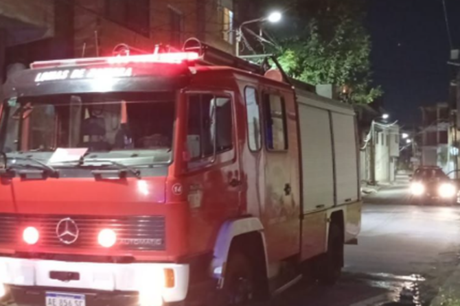 El incendio fue controlado por los Bomberos Voluntarios de Lomas de Zamora y no se registraron heridos.