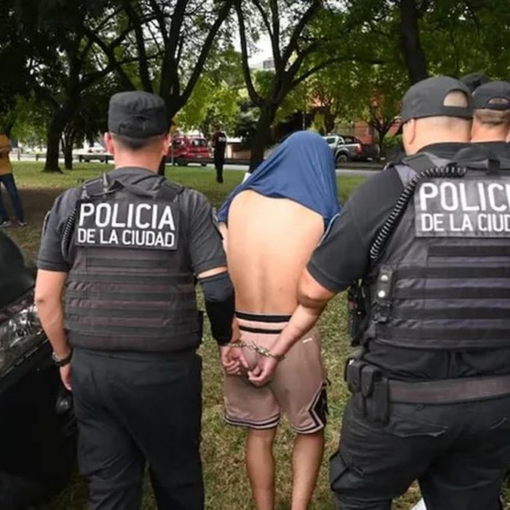Uno de los detenidos tras la persecución.