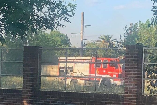 El fuego comenzó cerca de la cancha de futbol del Almafuerte de Alejandro Korn, pero no llegó al edificio educativo.