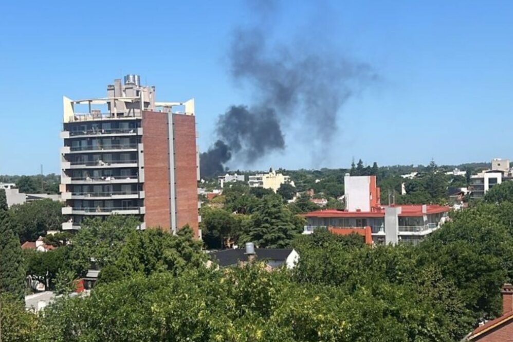 Los bomberos voluntarios acudieron al incendio en Monte Grande.