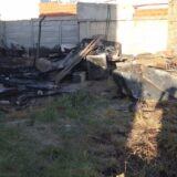 Los vecinos de Alejandro Korn ayudando a construir una pieza donde pudieran pasar la noche.