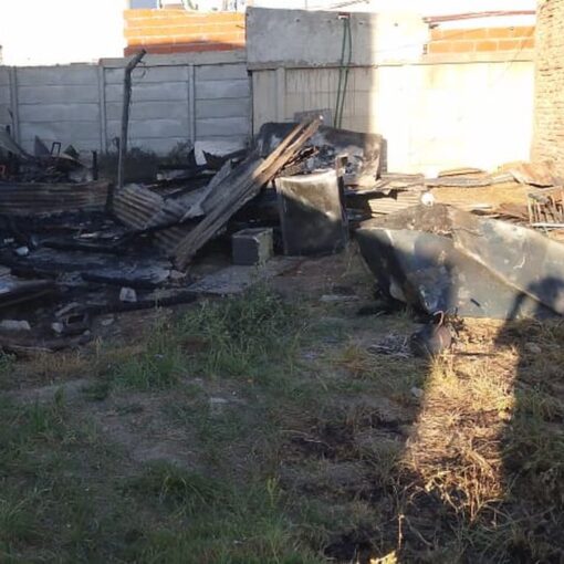 Los vecinos de Alejandro Korn ayudando a construir una pieza donde pudieran pasar la noche.