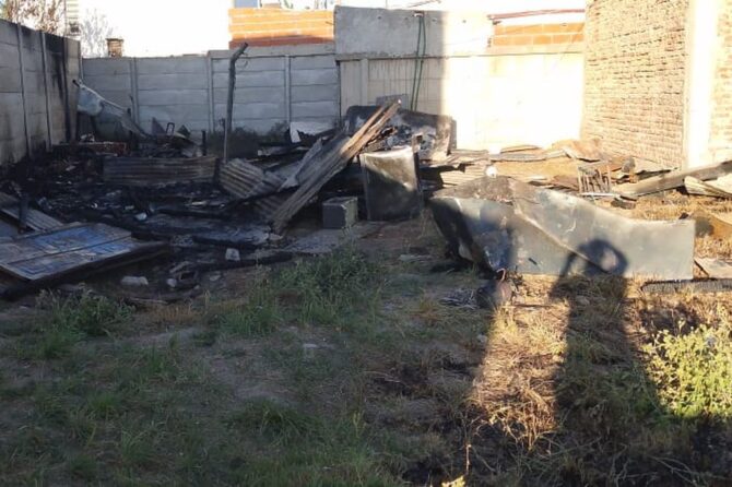 Los vecinos de Alejandro Korn ayudando a construir una pieza donde pudieran pasar la noche.