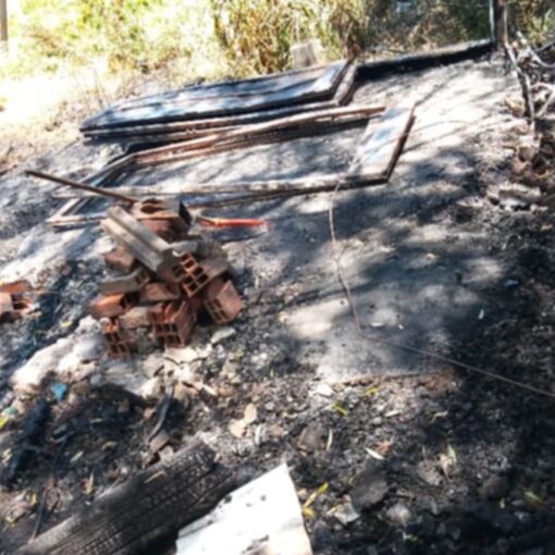 El incendio se inició pasada la 1 de la madrugada, en Alejandro Korn, cuando los propietarios no estaban y los vecinos no pudieron ayudarlos.