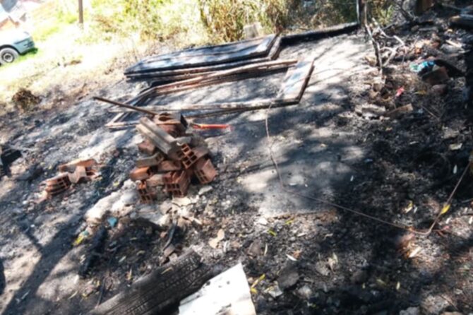 El incendio se inició pasada la 1 de la madrugada, en Alejandro Korn, cuando los propietarios no estaban y los vecinos no pudieron ayudarlos.