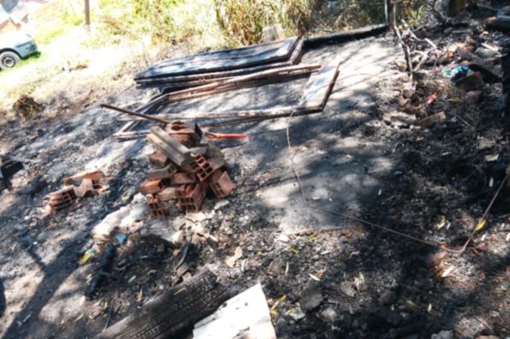 El incendio se inició pasada la 1 de la madrugada, en Alejandro Korn, cuando los propietarios no estaban y los vecinos no pudieron ayudarlos.