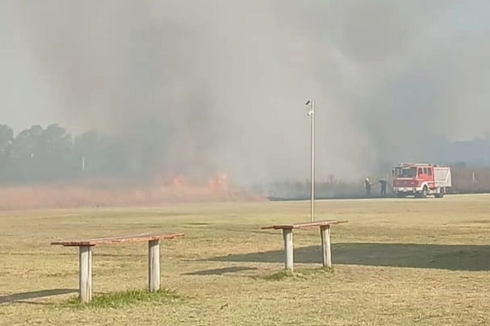 Se calcula que el incendio en el viejo basural de San Vicente se extendió por más de mil metros cuadrados.