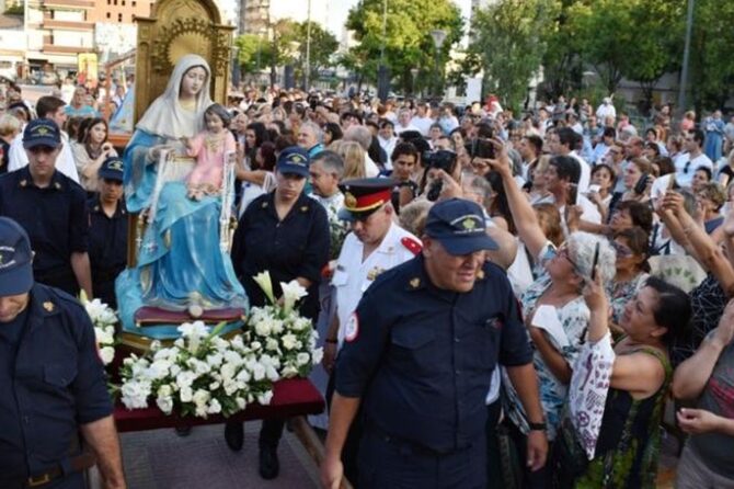Vecinos de Lomas acompañan la imagen de Nuestra Señora de la Paz durante la tradicional procesión por las calles del distrito año a año.