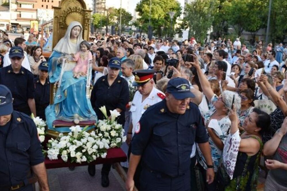 Vecinos de Lomas acompañan la imagen de Nuestra Señora de la Paz durante la tradicional procesión por las calles del distrito año a año.