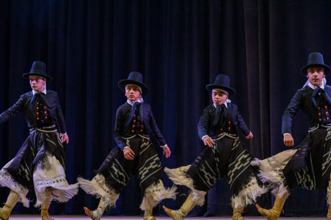 Bautista Moya, de Alejandro Korn (izquierda), y Guillermo García Flore, de San Vicente (derecha).