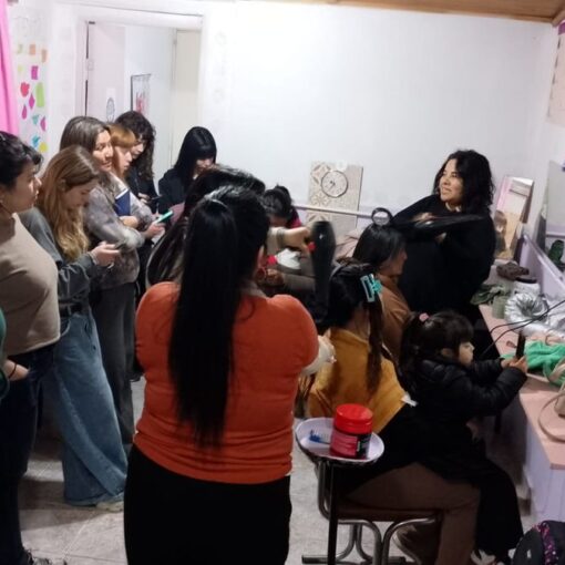 Cecilia Dorado durante una clase de peluquería gratuita en San Vicente.
