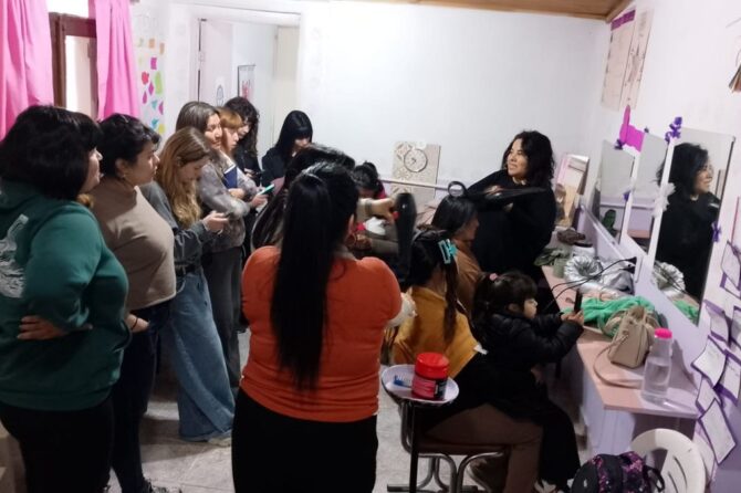 Cecilia Dorado durante una clase de peluquería gratuita en San Vicente.