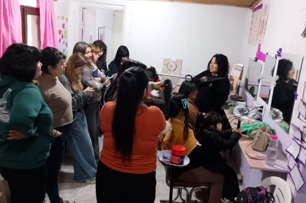 Cecilia Dorado durante una clase de peluquería gratuita en San Vicente.