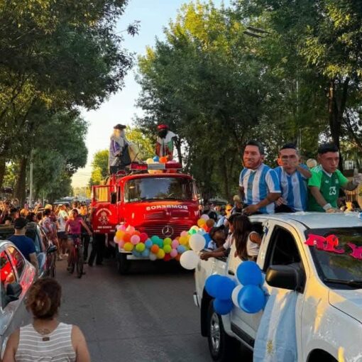 La caravana de los Reyes Magos recorre las calles de Alejandro Korn junto a otros personajes infantiles y vecinos del distrito.