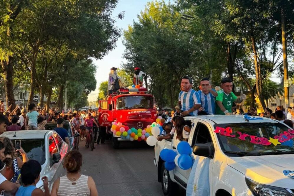 La caravana de los Reyes Magos recorre las calles de Alejandro Korn junto a otros personajes infantiles y vecinos del distrito.