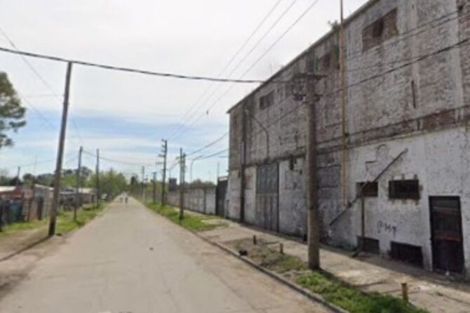 Los agentes policiales detuvieron al sospechoso en la zona cercana al frigorífico de Alejandro Korn.