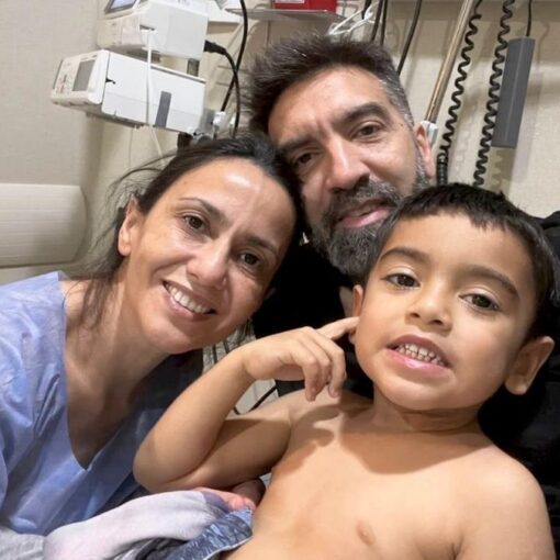 Valentino Brown de San Vicente en terapia del hospital practicando para jugar a la pelota.