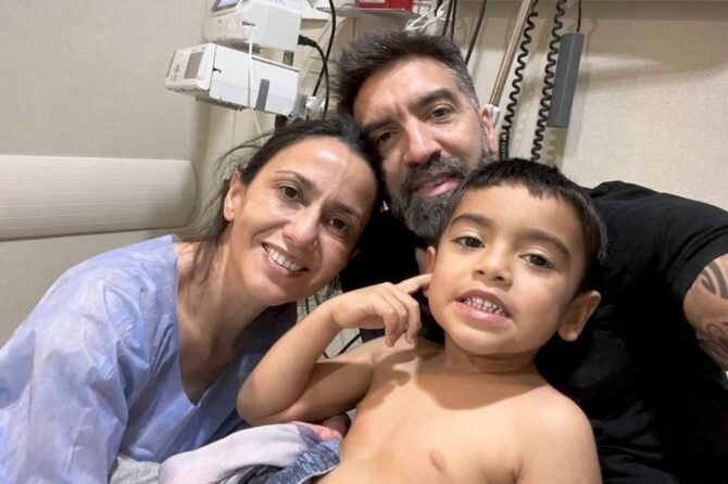 Valentino Brown de San Vicente en terapia del hospital practicando para jugar a la pelota.