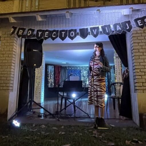 Artistas y vecinos se acercaran al escenario emergente del Centro Libremente para disfrutar de expresiones musicales, teatrales y poéticas en un espacio abierto y gratuito para la comunidad.