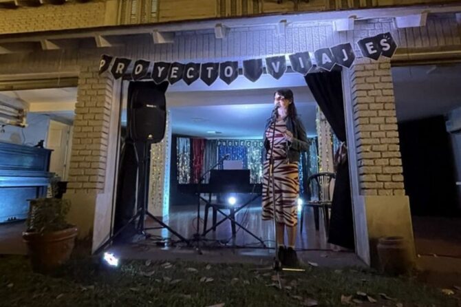 Artistas y vecinos se acercaran al escenario emergente del Centro Libremente para disfrutar de expresiones musicales, teatrales y poéticas en un espacio abierto y gratuito para la comunidad.