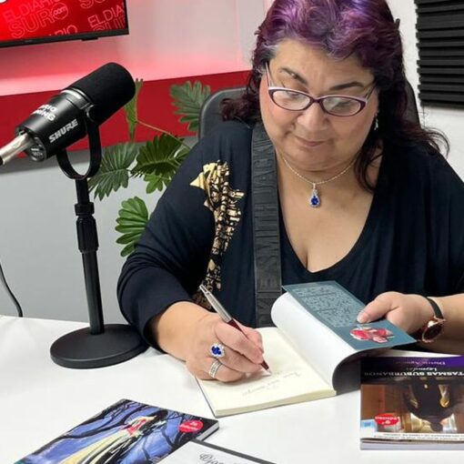 Dietris Aguilar durante su paso por el estudio de El Diario Sur, donde habló sobre los 10 años de Fantasmas Suburbanos.