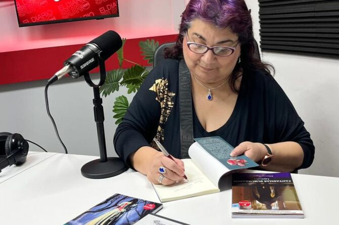 Dietris Aguilar durante su paso por el estudio de El Diario Sur, donde habló sobre los 10 años de Fantasmas Suburbanos.